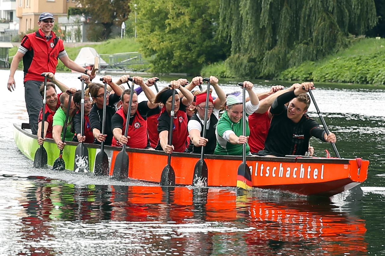 Equipe remando junto em barco dragon boat